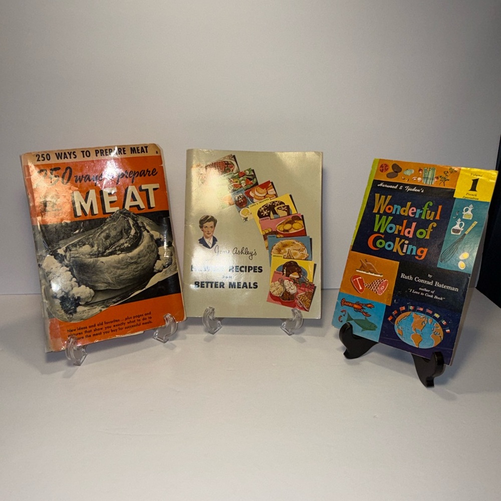 Set of 3 Vintage Cook Books - Wonderful World of Cooking/250 ways to Meat/ ETC